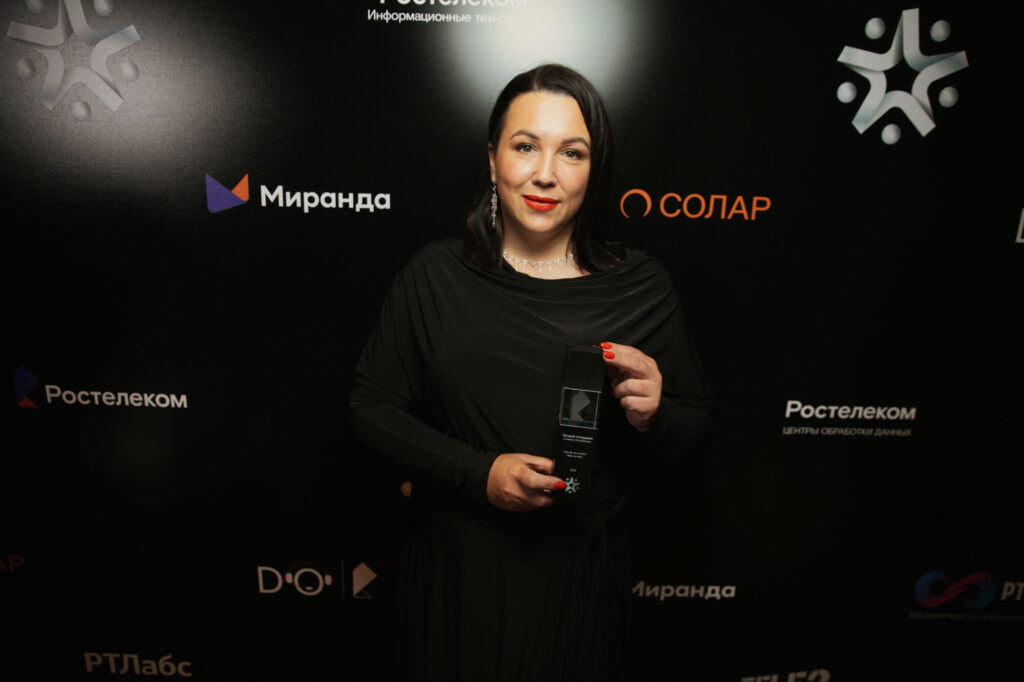 Торжественный момент на красной дорожке с обладательницей награды