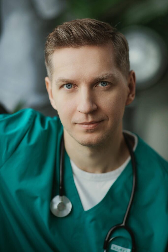 Мужской деловой портрет врача для профессионального профиля