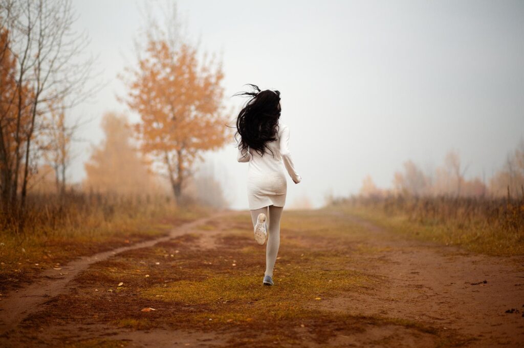 Девушка, бегущая по дороге