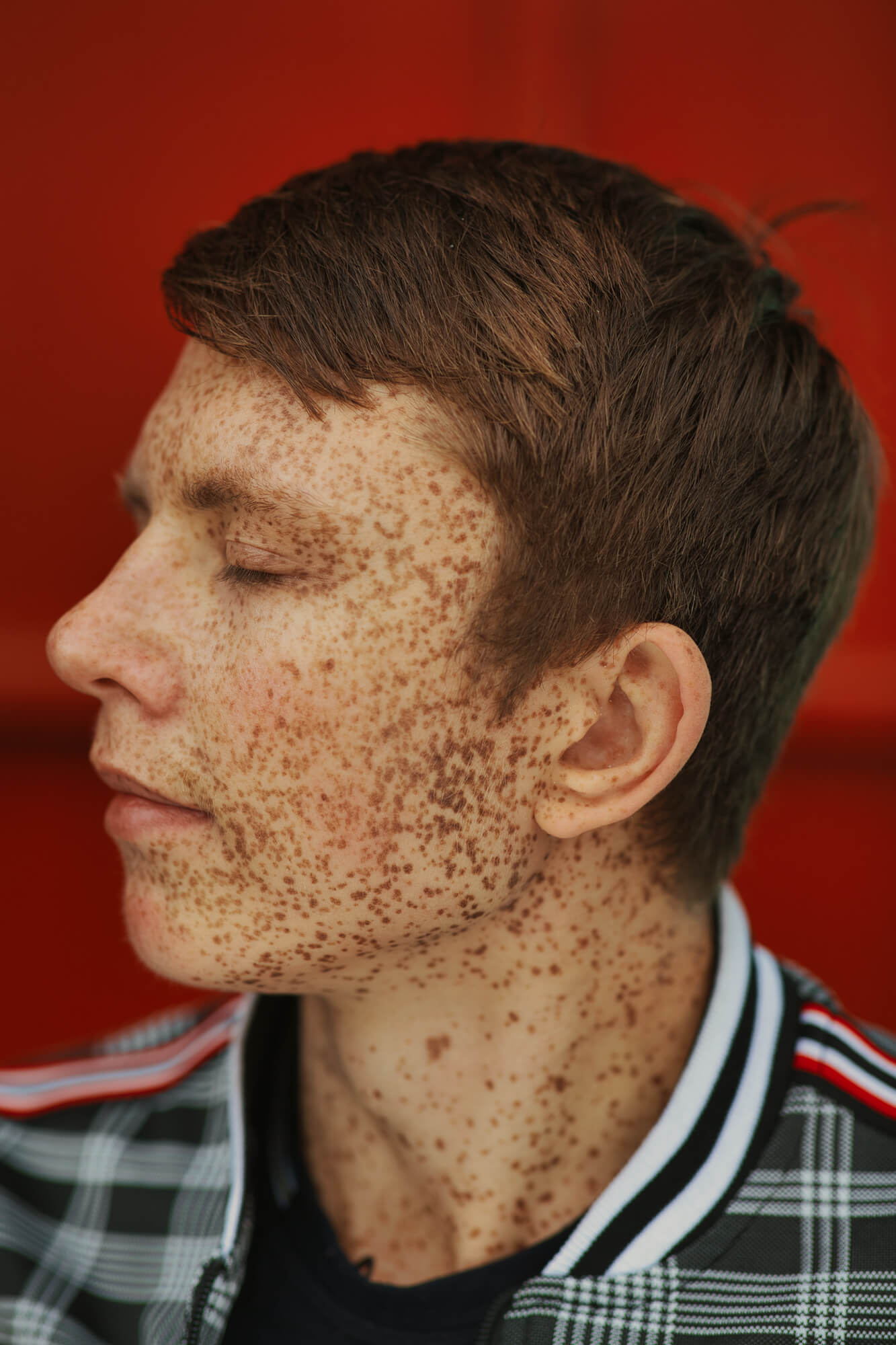 Парень с веснушками