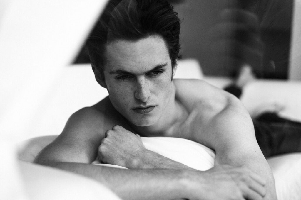 Черно-белый мужской портрет