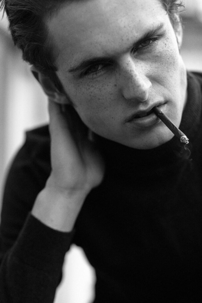 Черно-белый портрет мужчины с сигаретой