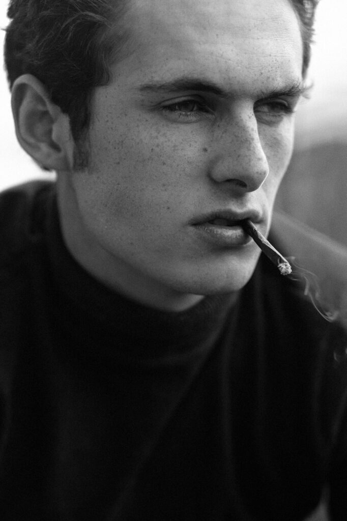 Черно-белый портрет мужчины с сигаретой
