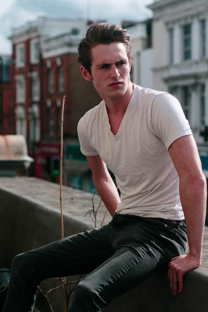 Мужской портрет на крыше с видом на город