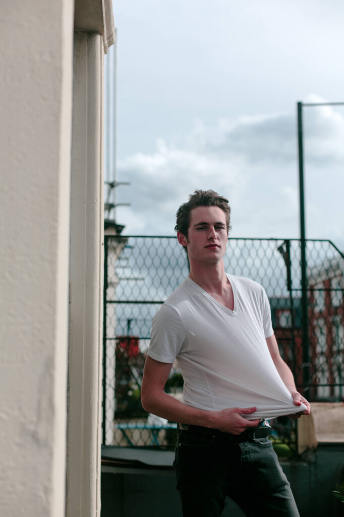 Мужской портрет на крыше в белой футболке