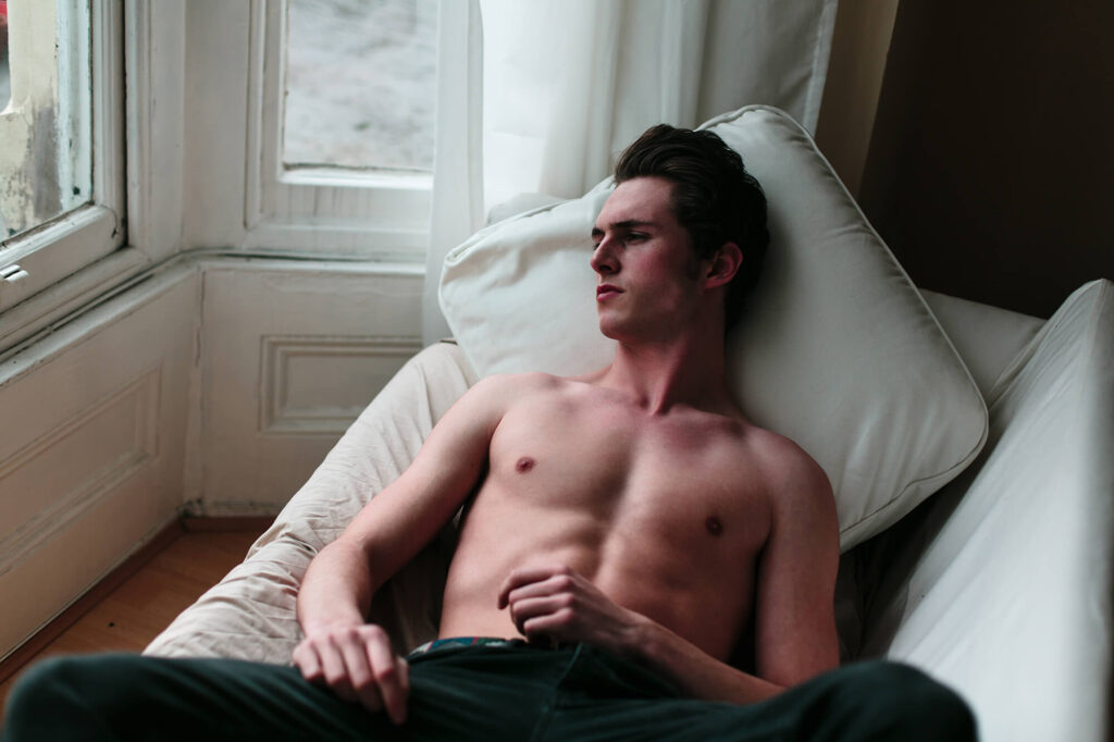 Расслабленный мужской портрет в интерьере у окна