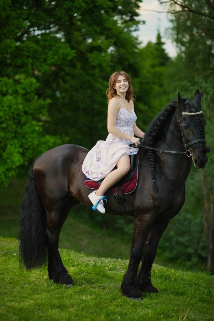 Фотосессия на лошади в летнем парке