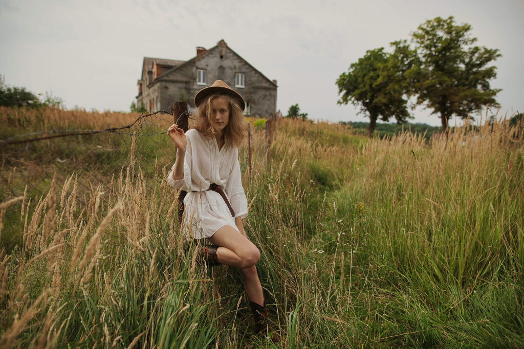 Девушка в белом платье и шляпе