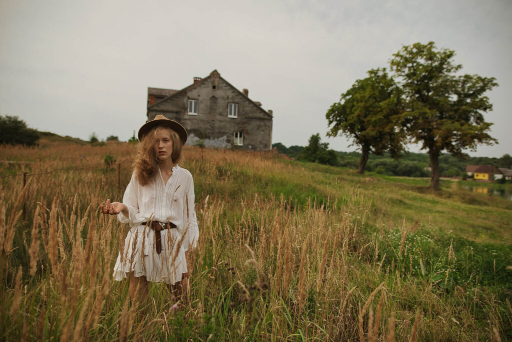 Девушка в белом платье и шляпе