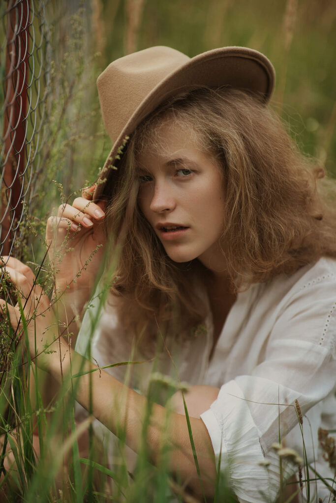 Девушка в белом платье и шляпе