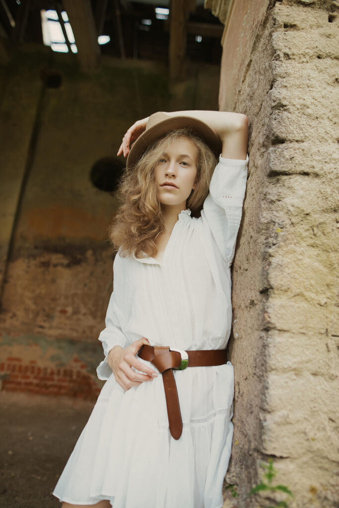 Девушка в шляпе у старого здания