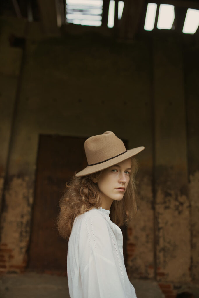 Девушка в шляпе у старого здания
