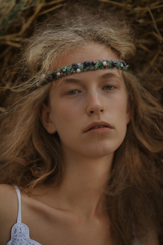 Портрет девушки с венком на голове