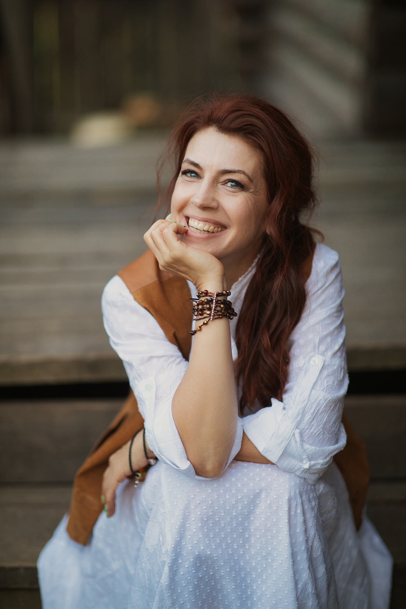 Естественный женский портрет на улице с тёплой улыбкой