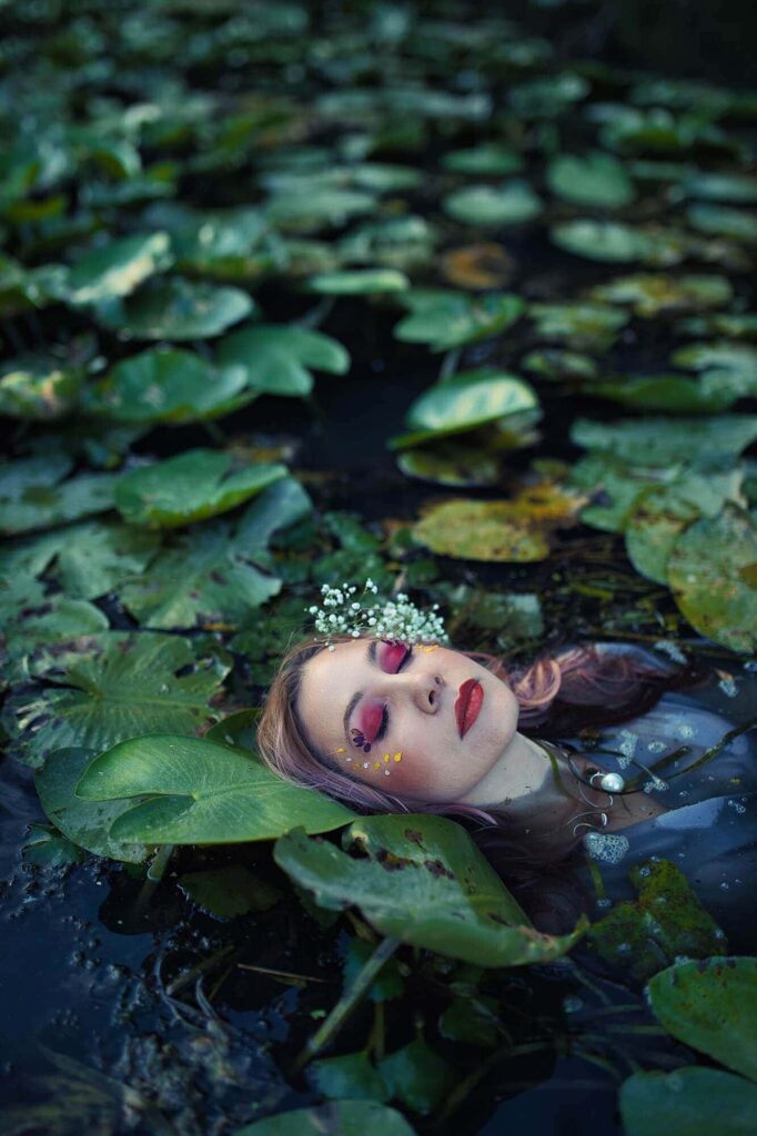 Фотосессия в воде среди кувшинок